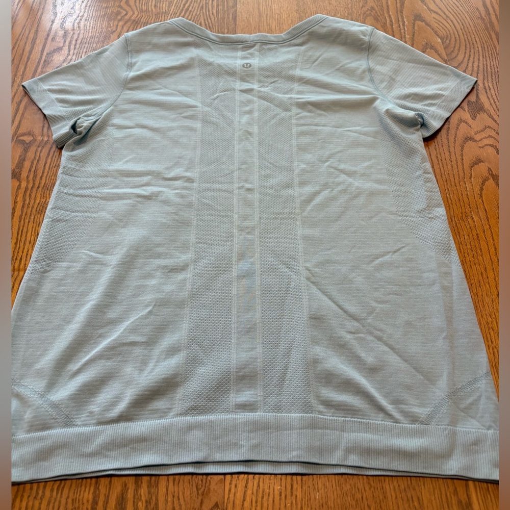 Lululemon Light Blue Swiftly Tech Tee 8 Discoloration Read - Picture 2 of 10